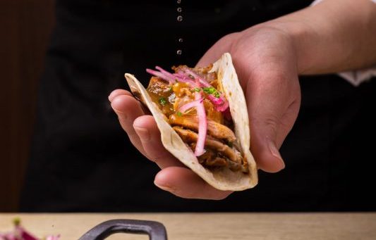 Tacos de costillas adobadas