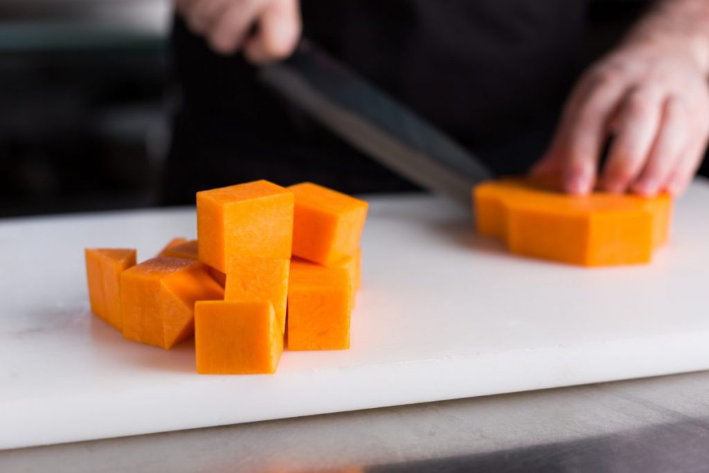 Crema de calabaza con jengibre y crema de queso con eneldo