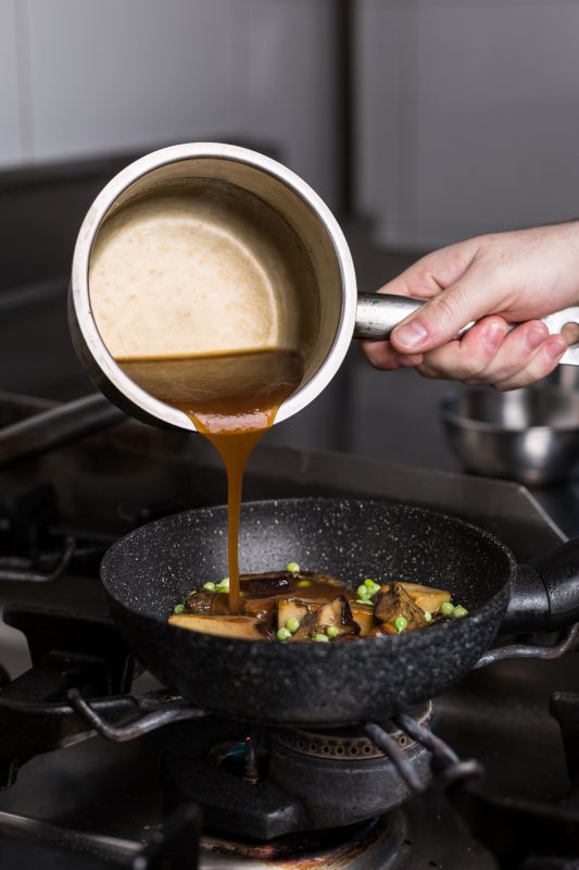 Hongos confitados con guisantes